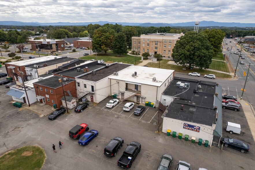 107-113 W Atkins St, Dobson, NC à vendre - Photo de l’immeuble – Image 3 sur 11