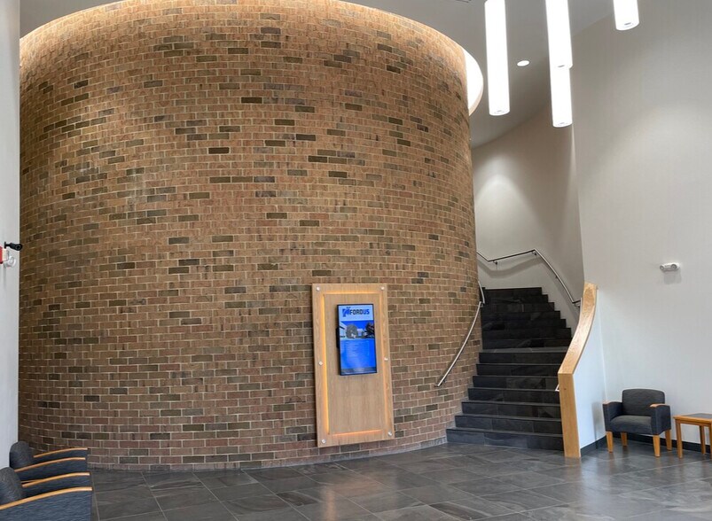 480 W Dussel Dr, Maumee, OH à louer - Hall d’entrée – Image 2 sur 9