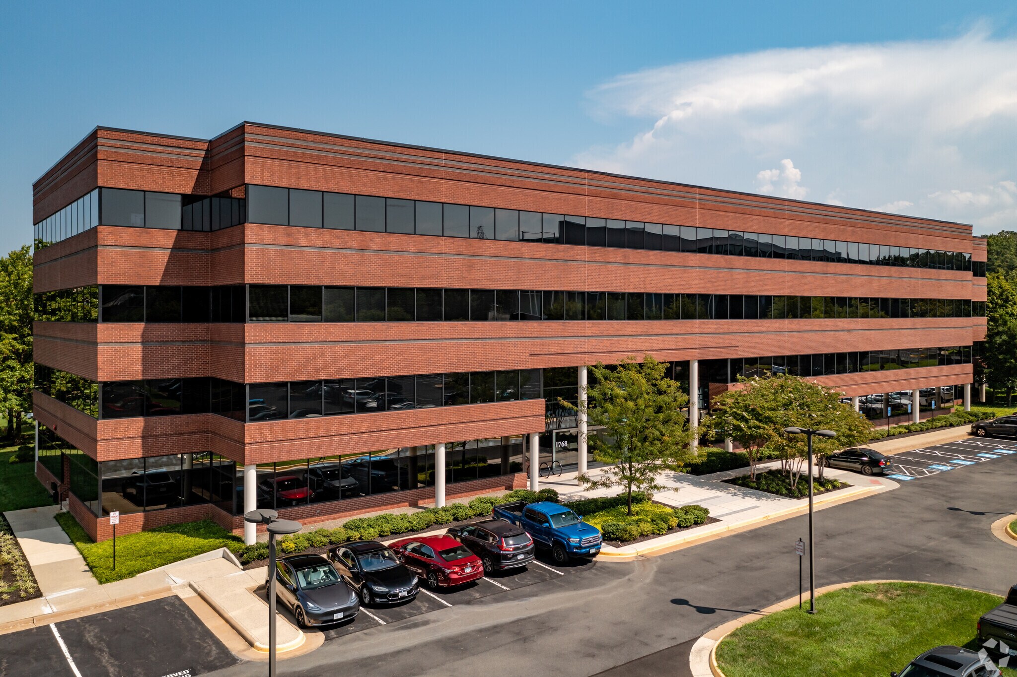 1768 Business Center Dr, Reston, VA à louer Photo de l’immeuble– Image 1 sur 8