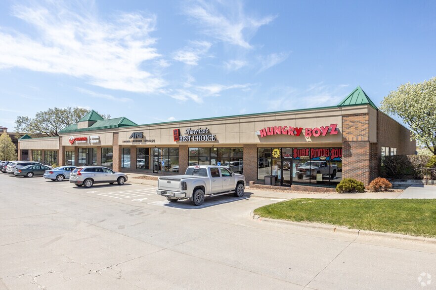 3000-3070 100th St, Urbandale, IA à louer - Photo de l’immeuble – Image 2 sur 6
