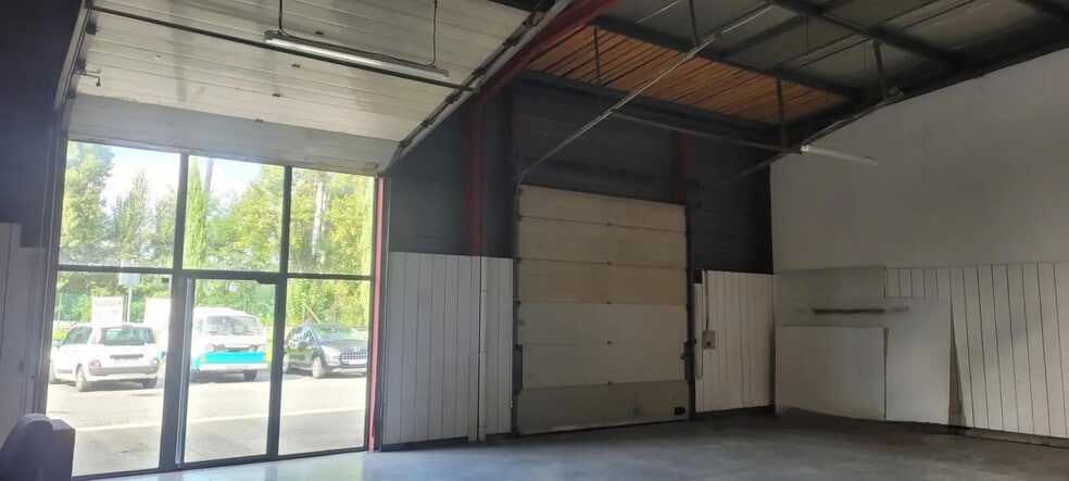 Local d’activités dans CIVRIEUX-D'AZERGUES à louer - Photo de l’immeuble – Image 2 sur 5