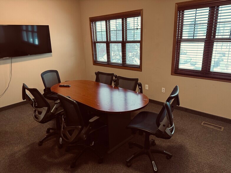 744 Southcross Dr W, Burnsville, MN à vendre - Photo de l’immeuble – Image 2 sur 9