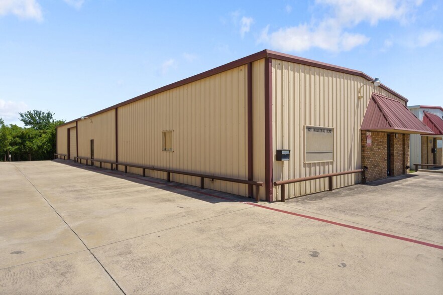621 Industrial Blvd, Grapevine, TX à louer - Photo de l’immeuble – Image 3 sur 8