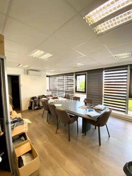 Bureau dans Saint-Laurent-Du-Var à louer - Photo de l’immeuble – Image 3 sur 5