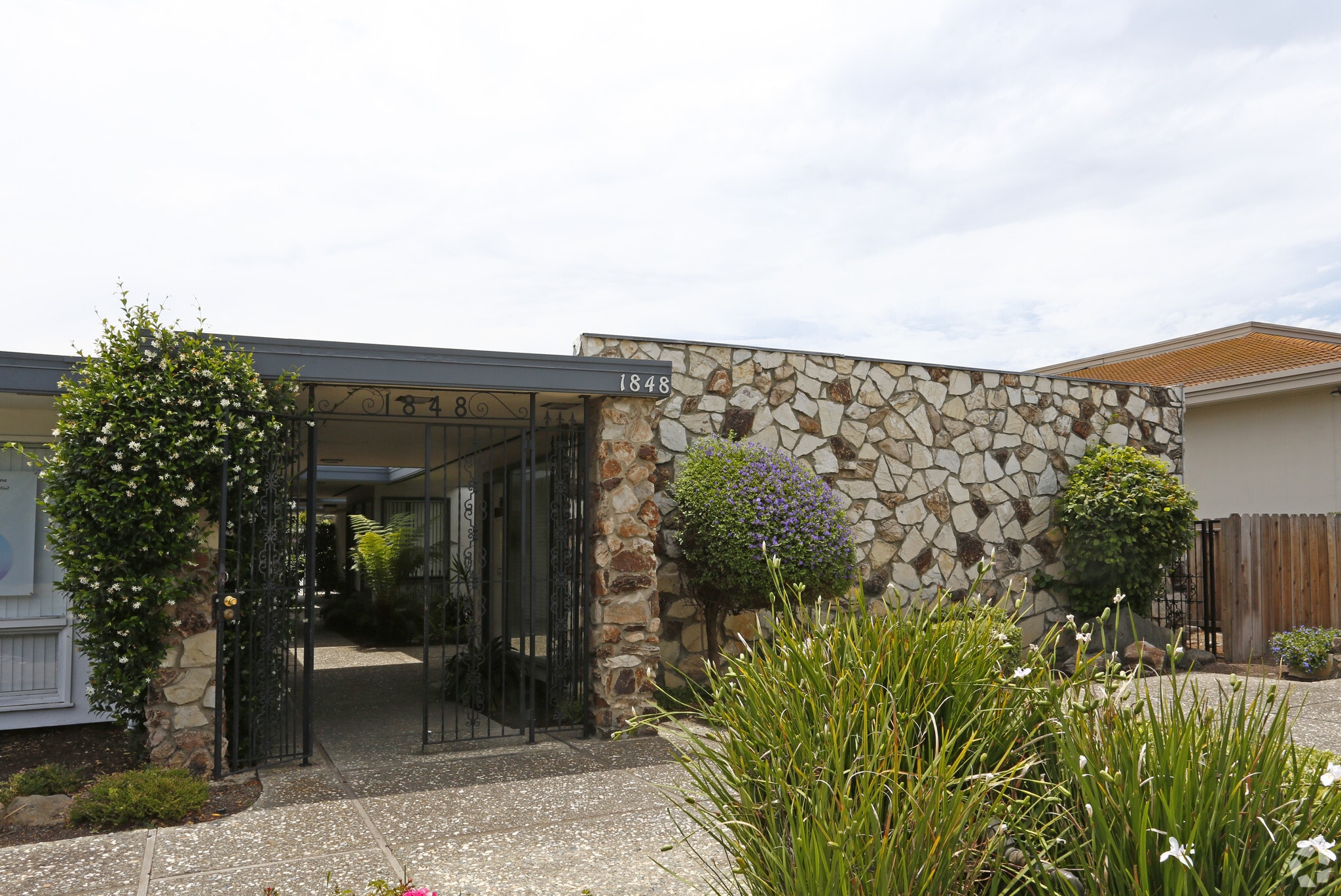 1848 Saratoga Ave, Saratoga, CA à louer Photo principale– Image 1 sur 7