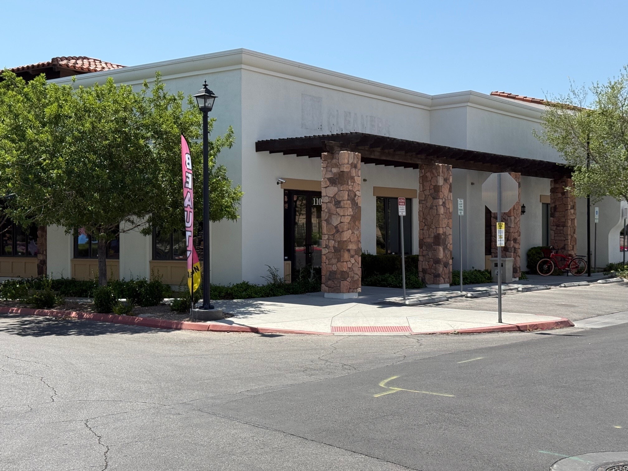 7557 Norman Rockwell Ln, Las Vegas, NV à louer Photo de l’immeuble– Image 1 sur 9