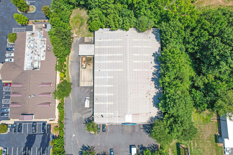 10043 E Independence Blvd, Matthews, NC à louer - Photo de l’immeuble – Image 2 sur 5
