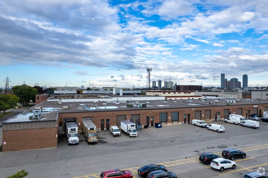 30 Titan Rd, Toronto, ON à vendre - Photo de l’immeuble – Image 3 sur 3