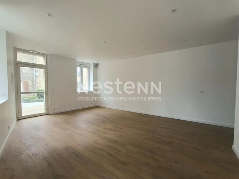 Local commercial dans Elven à louer - Photo intérieure – Image 1 sur 4