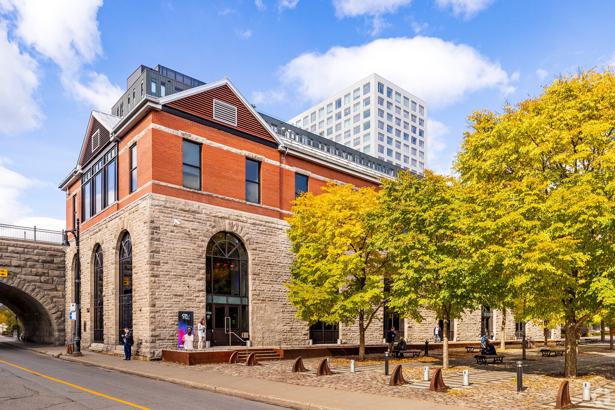 417 Rue Berri, Montréal, QC à louer Photo principale– Image 1 sur 5