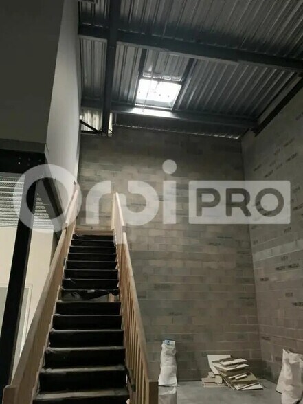 Local d’activités dans Le Haillan à louer - Photo de l’immeuble – Image 2 sur 11