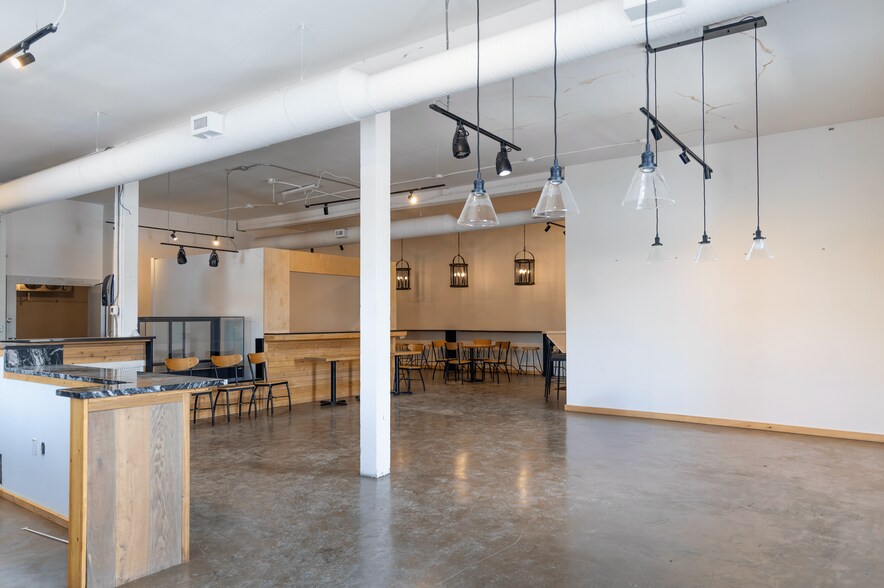 417 Riverfront Av SE, Calgary, AB à louer - Photo de l’immeuble – Image 1 sur 18