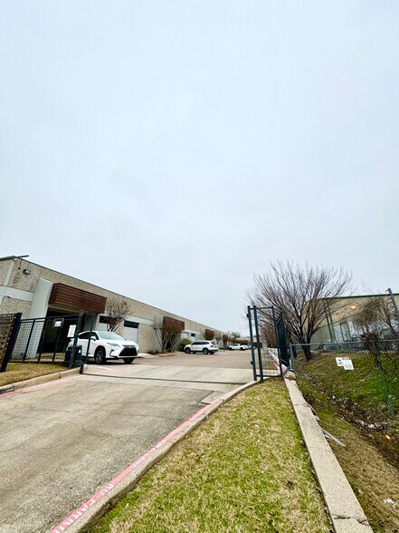 10606 Shady Trl, Dallas, TX à vendre - Photo de l’immeuble – Image 3 sur 13