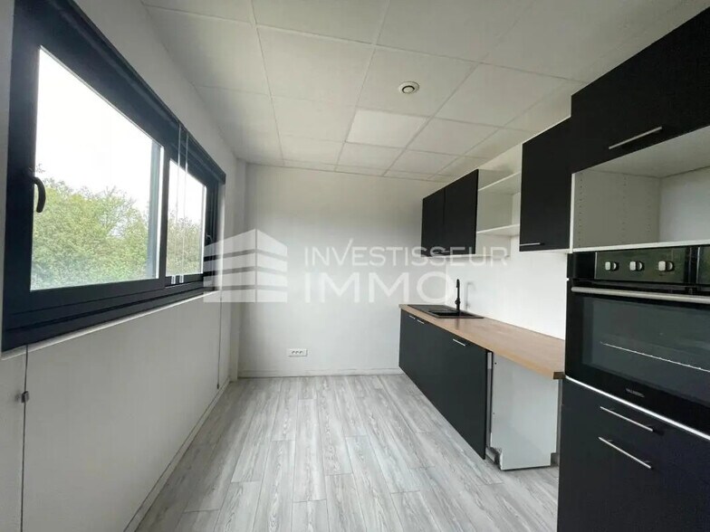 Local d’activités dans Brie-Comte-Robert à louer - Photo de l’immeuble – Image 3 sur 4
