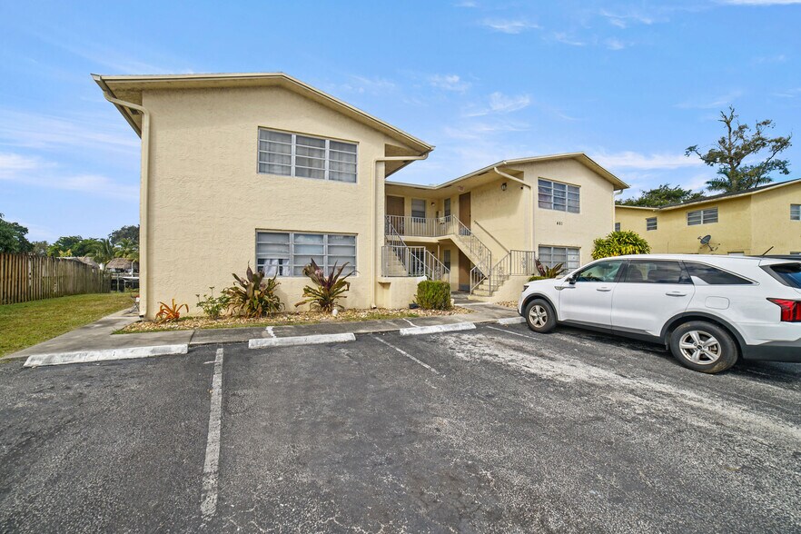 461 Sunshine Dr, Coconut Creek, FL à vendre - Photo de l’immeuble – Image 1 sur 18