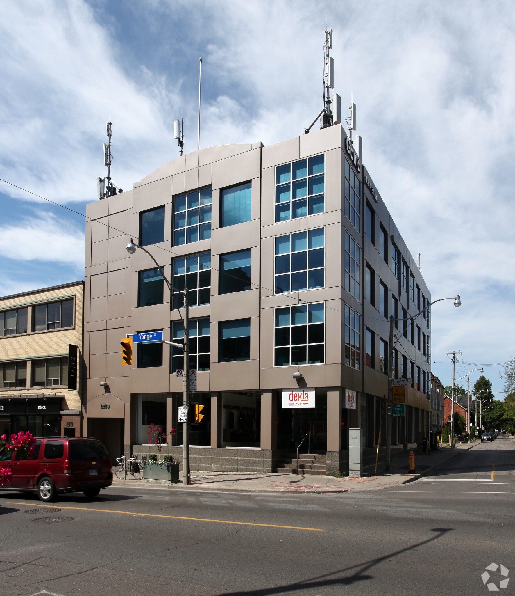 1220 Yonge St, Toronto, ON à louer Photo principale– Image 1 sur 3