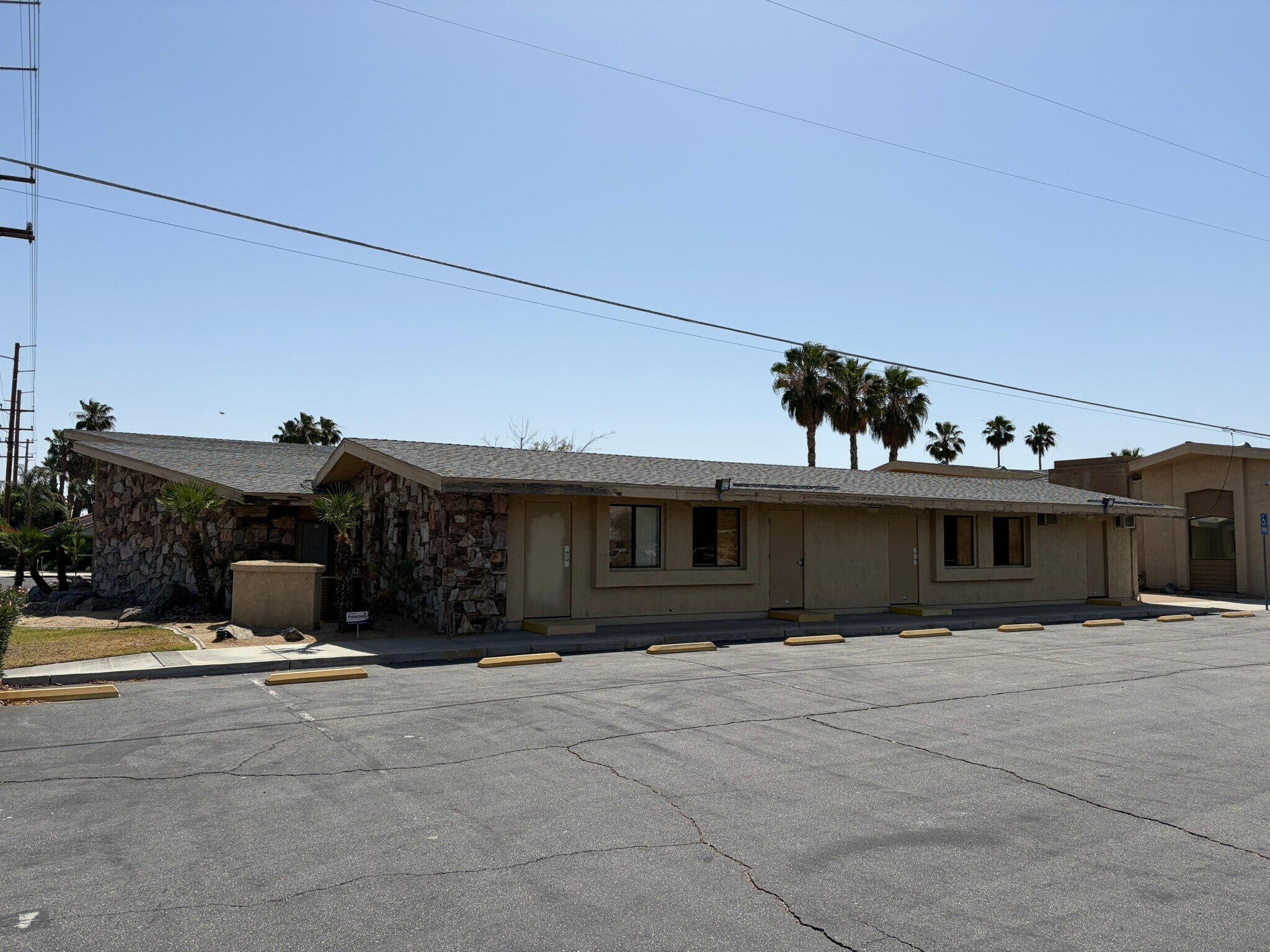 33055 Cathedral Canyon Dr, Cathedral City, CA à vendre Photo de l’immeuble– Image 1 sur 6
