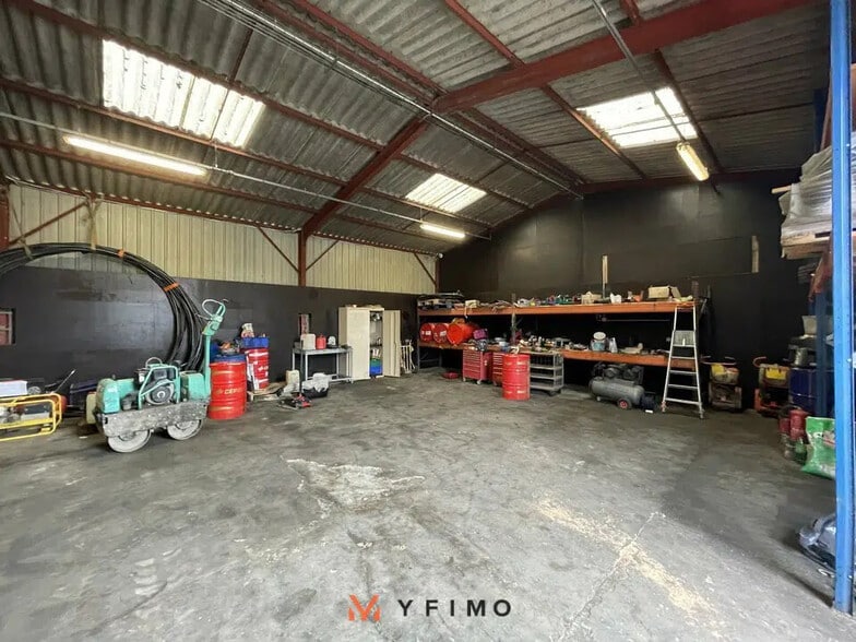 Local d'activités dans Les Mureaux à vendre - Photo intérieure – Image 2 sur 8