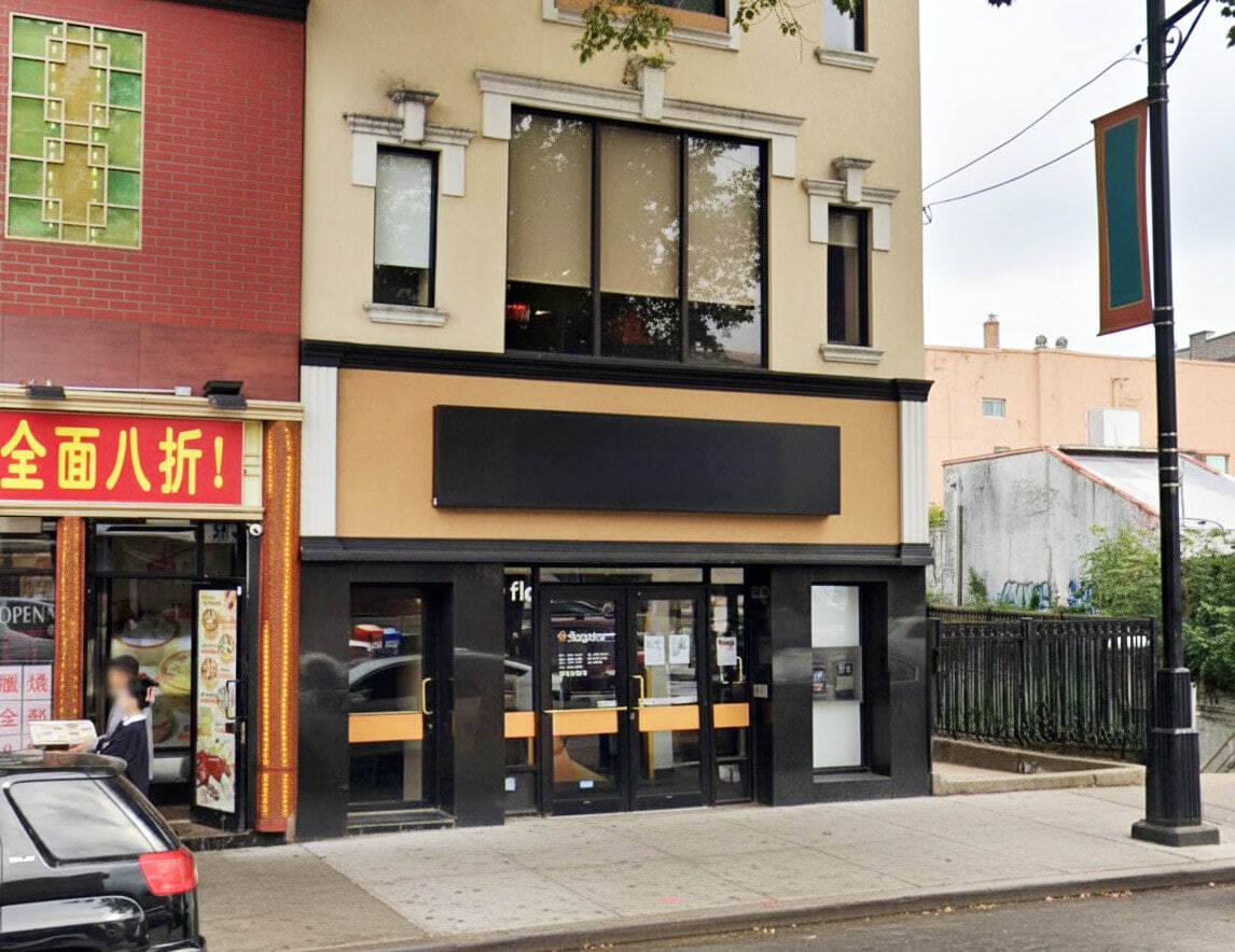 41-11 Bell Blvd, Bayside, NY à louer Photo principale– Image 1 sur 10