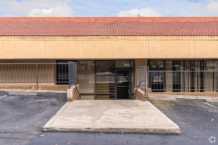 886 Magnolia Ave, Corona, CA à vendre - Photo de l’immeuble – Image 3 sur 4