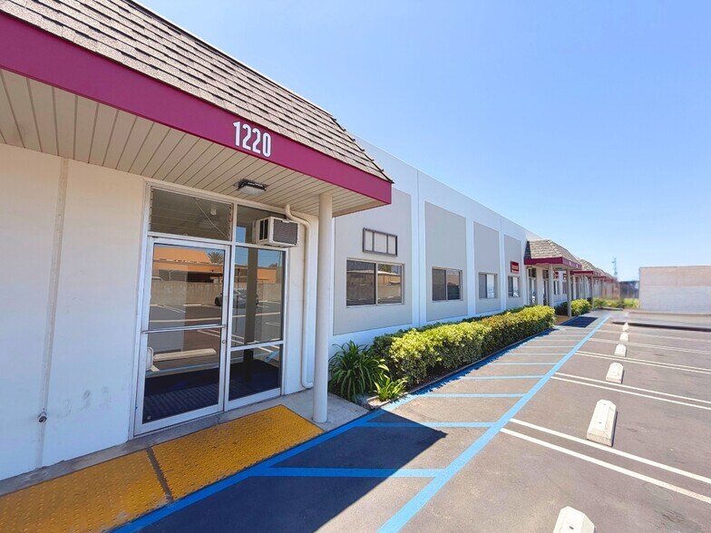 1218-1240 S Lyon St, Santa Ana, CA à louer - Photo de l’immeuble – Image 3 sur 9