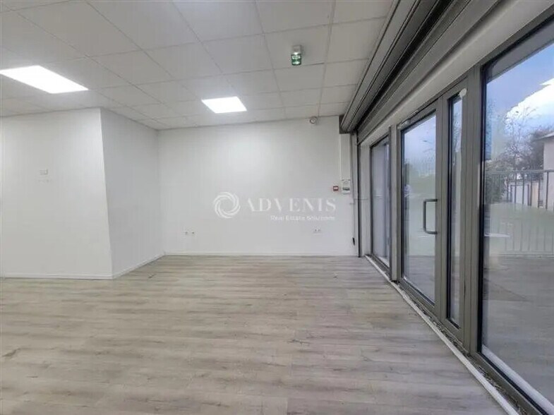 Bureau dans Villeneuve-la-Garenne à louer - Photo de l’immeuble – Image 2 sur 7