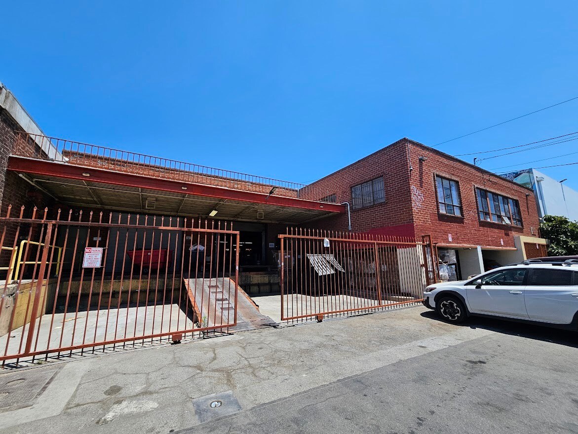 2417 E 24th St, Los Angeles, CA à louer Photo de l’immeuble– Image 1 sur 18