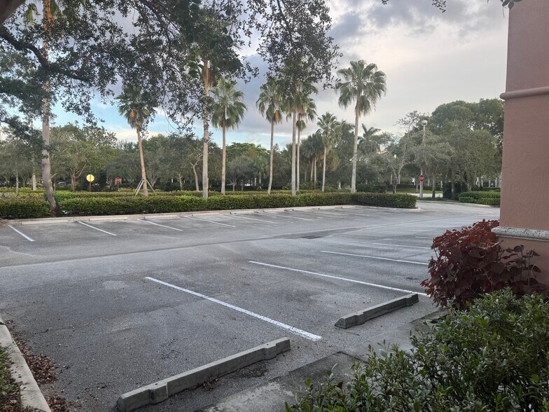 2233 Commerce Pky, Weston, FL à vendre - Photo de l’immeuble – Image 3 sur 25