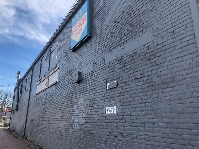 1250 E Broadway, Louisville, KY à louer - Photo de l’immeuble – Image 3 sur 3