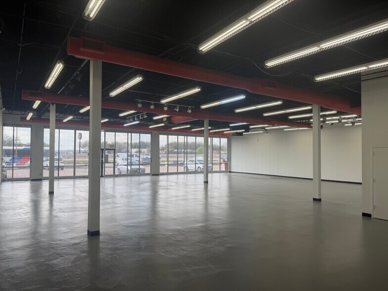 10998 N I-45, Houston, TX à louer - Photo de l’immeuble – Image 2 sur 8