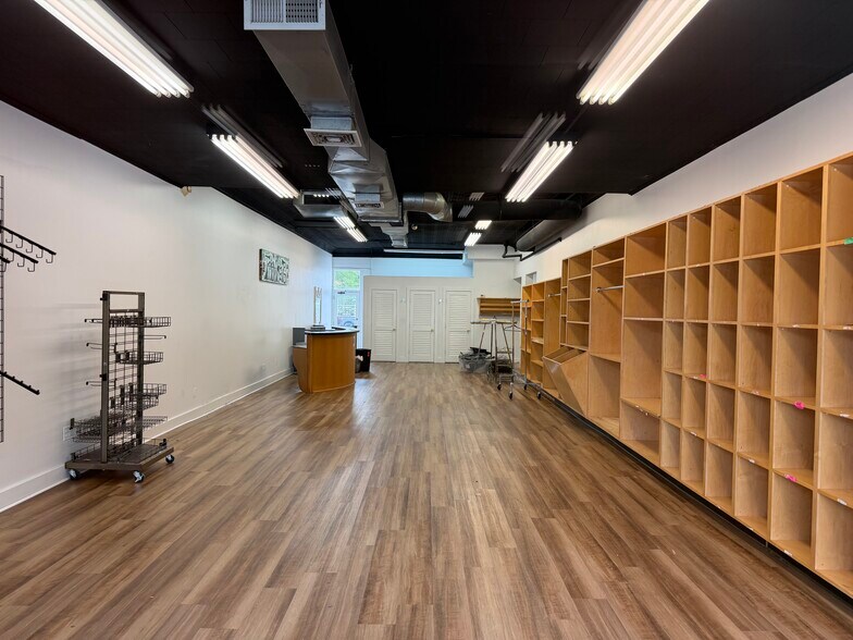 1207-1219 Broadway, Hewlett, NY à louer - Photo intérieure – Image 2 sur 9