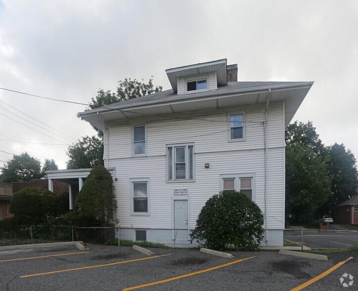 330 Winthrop St, Westbury, NY à vendre - Photo de l’immeuble – Image 3 sur 20