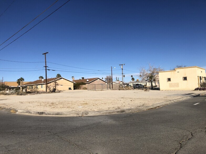 6594 Adobe Rd, Twentynine Palms, CA à vendre - Photo de l’immeuble – Image 2 sur 5