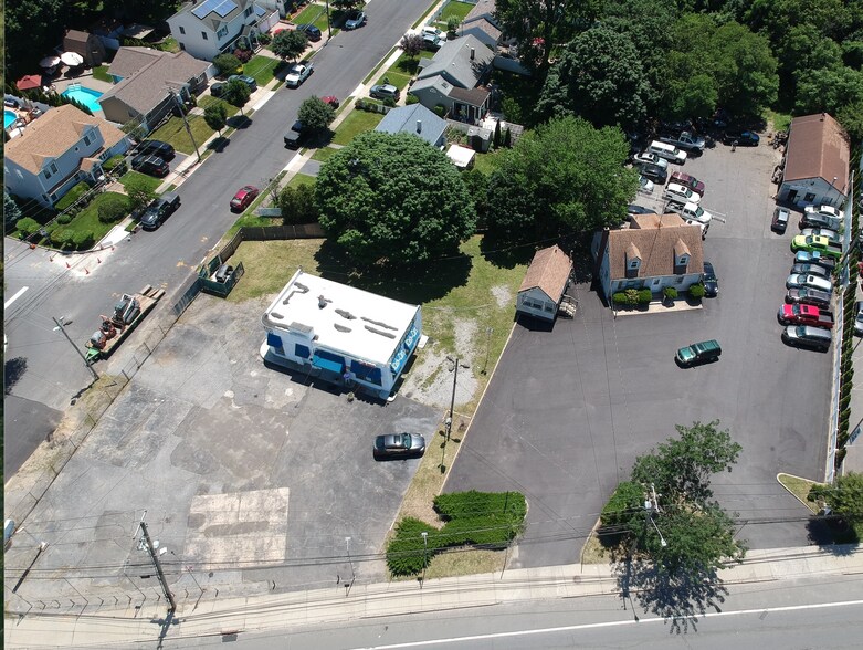 309 & 315 Sunrise Hwy., Lindenhurst portefeuille de 2 biens à vendre sur LoopNet.fr - Photo de l’immeuble – Image 1 sur 10