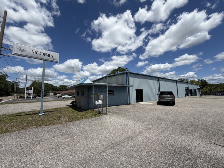 15921 N Florida Ave, Lutz, FL à louer - Photo de l’immeuble – Image 1 sur 18