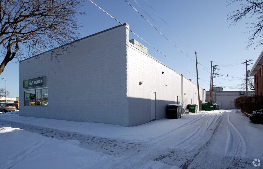 8329 W Appleton Ave, Milwaukee, WI à louer - Photo de l’immeuble – Image 2 sur 10