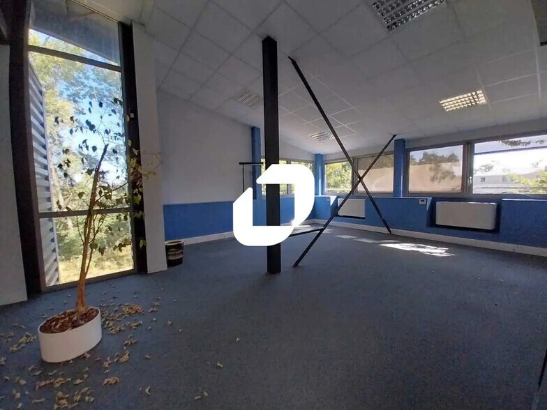 Bureau dans Le Mesnil-Saint-Denis à louer - Photo de l’immeuble – Image 2 sur 12