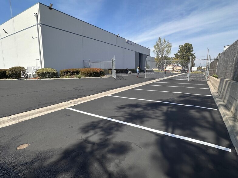 5655 Dolly Ave, Buena Park, CA à louer - Photo de l’immeuble – Image 3 sur 4