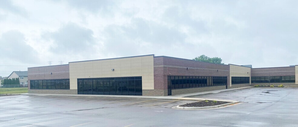 13041 10 Mile Rd, Warren, MI à louer - Photo de l’immeuble – Image 1 sur 6