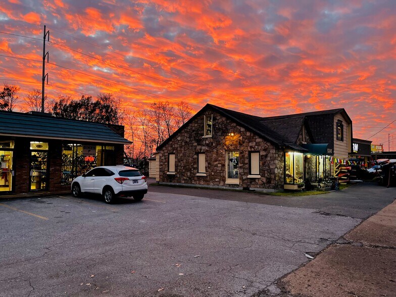 5251 Poplar Ave, Memphis, TN à vendre - Photo de l’immeuble – Image 3 sur 9