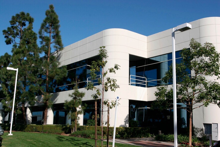213 Technology Dr, Irvine, CA à louer - Photo de l’immeuble – Image 1 sur 40