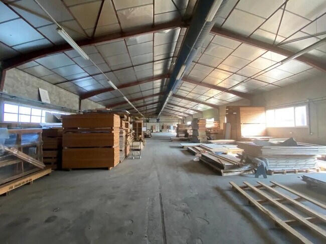 Plus de détails pour Local d'activités à louer