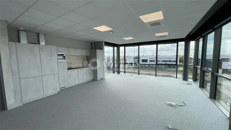 Bureau dans Chanteloup-en-Brie à louer - Photo de l’immeuble – Image 3 sur 7