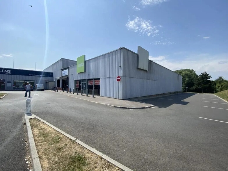 Local commercial dans Compiègne à louer - Photo de l’immeuble – Image 1 sur 8