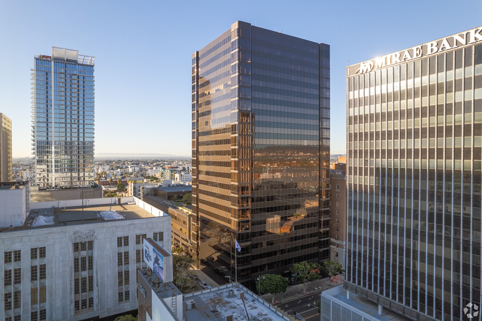 3250 Wilshire Blvd, Los Angeles, CA à louer Photo de l’immeuble– Image 1 sur 12