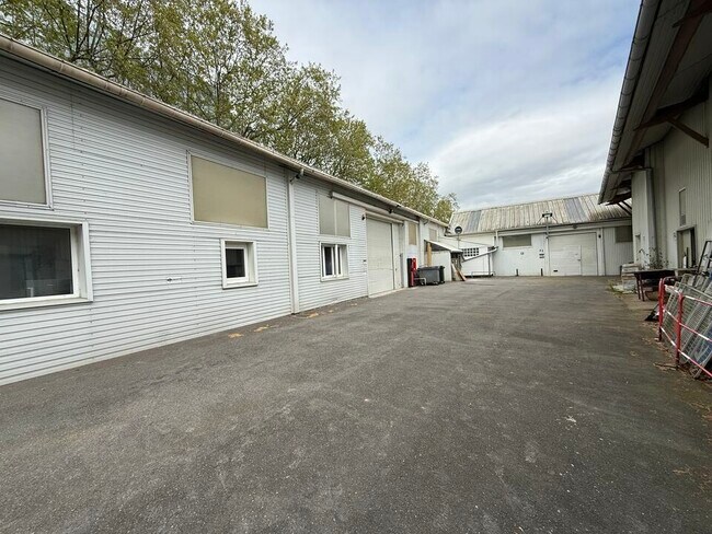 Plus de détails pour Bureau, Industriel/Logistique à louer