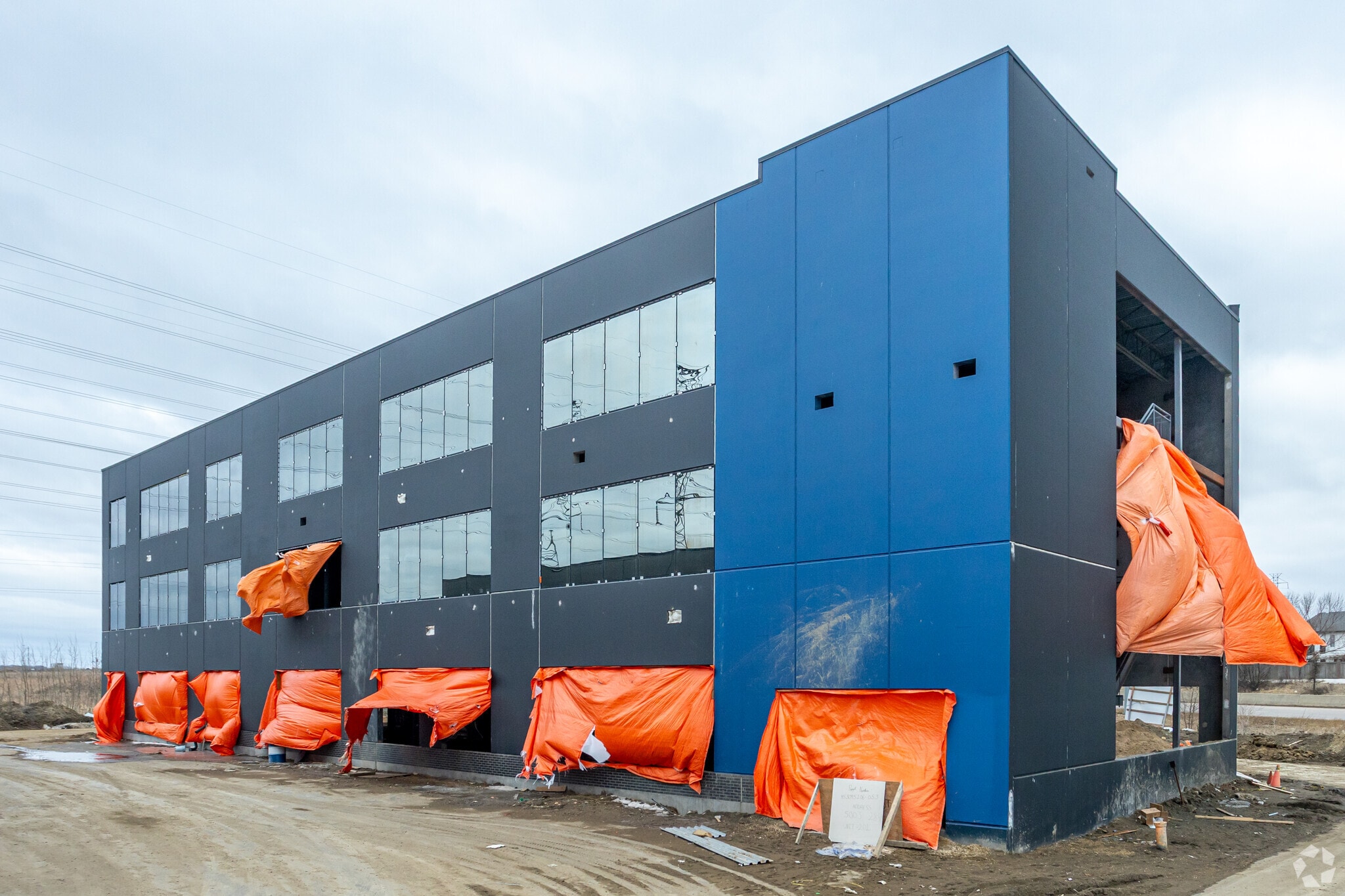 5003 28 St NW, Edmonton, AB à louer Photo principale– Image 1 sur 2