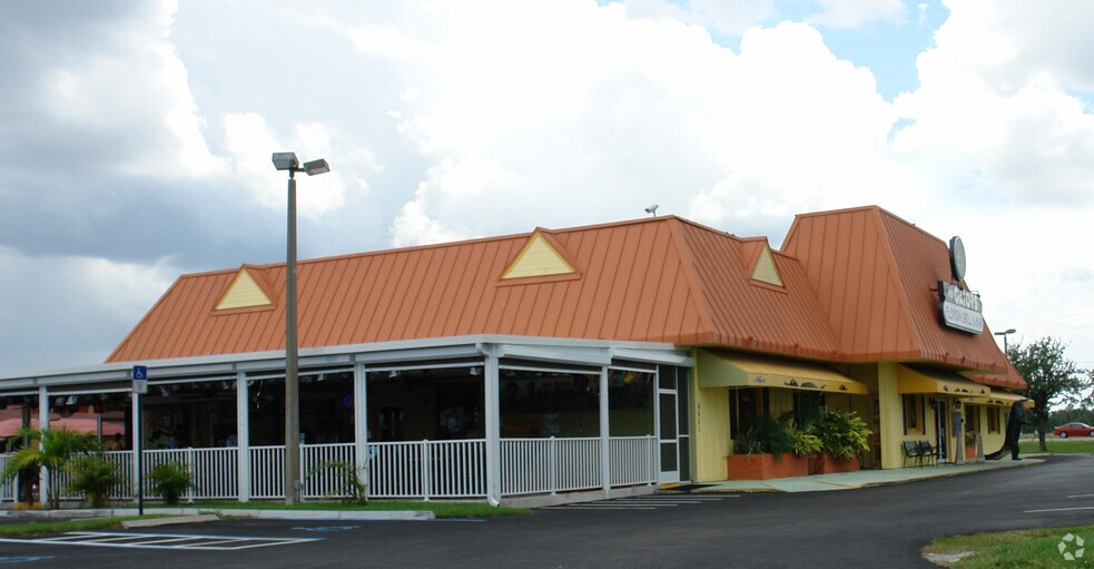 4451 Veronica S Shoemaker Blvd, Fort Myers, FL à louer - Photo de l’immeuble – Image 2 sur 9