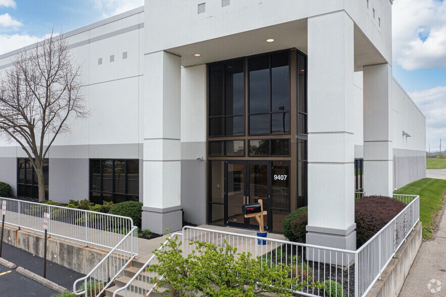 9407-9415 Meridian Way, West Chester, OH à louer - Photo de l’immeuble – Image 2 sur 7