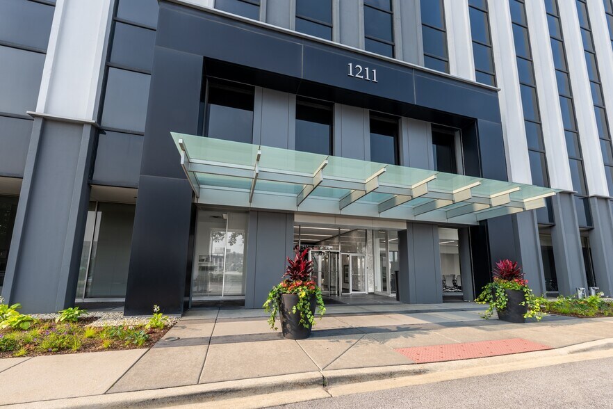 1211 W 22nd St, Oak Brook, IL à louer - Photo de l’immeuble – Image 2 sur 19